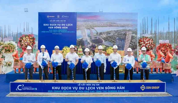 Bộ đôi tháp The Panoma bên sông Hàn, Đà Nẵng cất nóc sau hơn 1 năm thi công